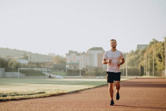 Man aan het hardlopen in korte hardloopbroek