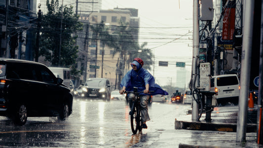 Dit zijn de beste regenpakken voor op de fiets in 2025