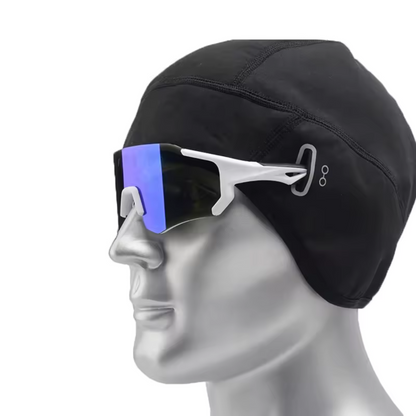 De helm muts met bril die in de brilgaatjes van de muts gaan