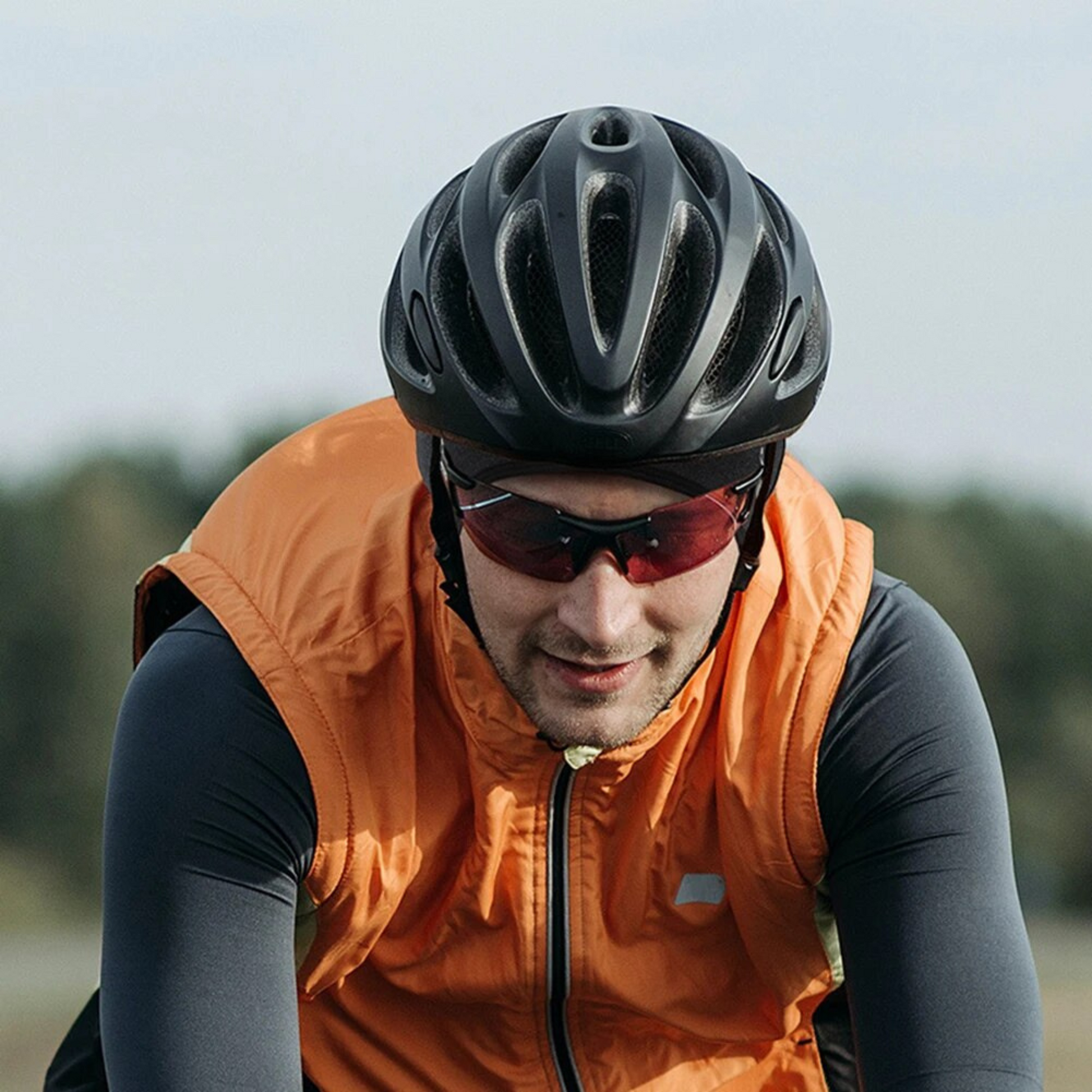 helm muts in gebruik op de fiets