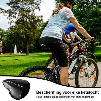 Waterdichte zadelhoes op de fiets terwijl iemand aan het fietsen is